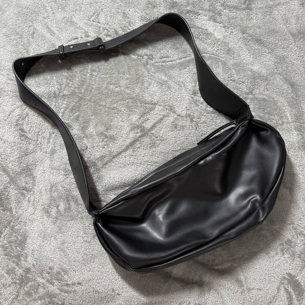 Dumpling Crossbody Swing Bag Fanny Pack Black Faux Leather Strap